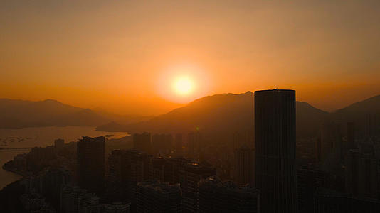 深圳盐田高楼建筑日落剪影航拍视频的预览图