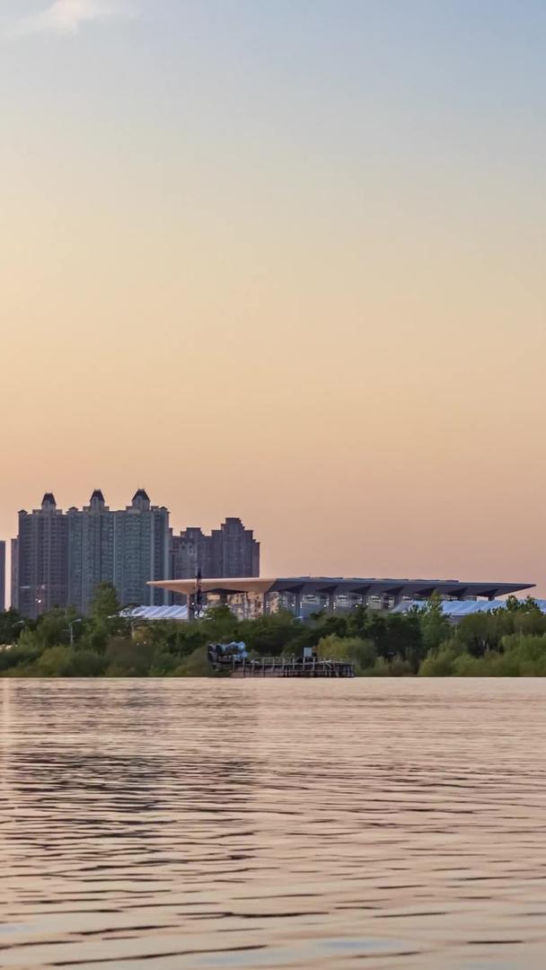 日夜延迟的西安淞河国际会展中心视频的预览图
