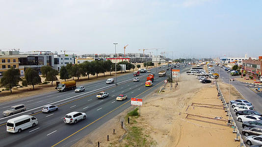 迪拜城市马路航拍视频的预览图