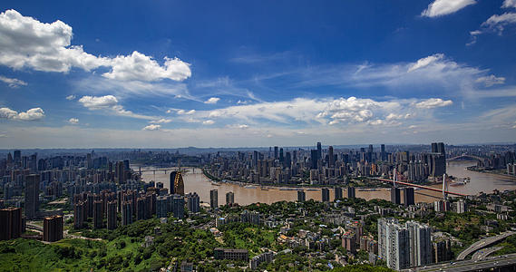 4k高温重庆南岸区渝中半岛长江烈日炎炎的重庆城市风光延迟拍摄视频的预览图
