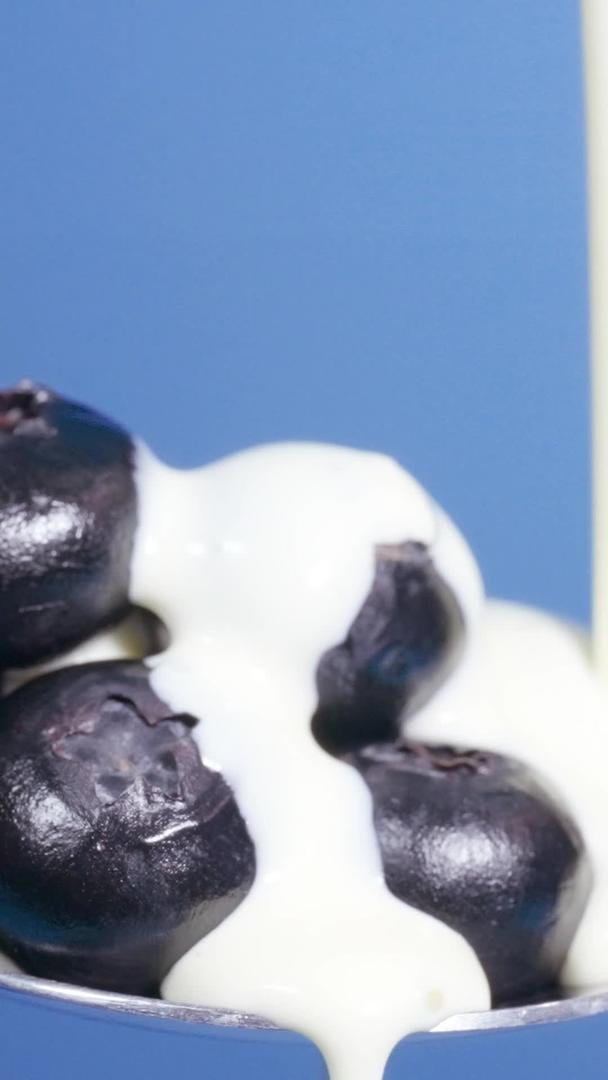 牛奶乳制品浇注蓝莓水果视频的预览图