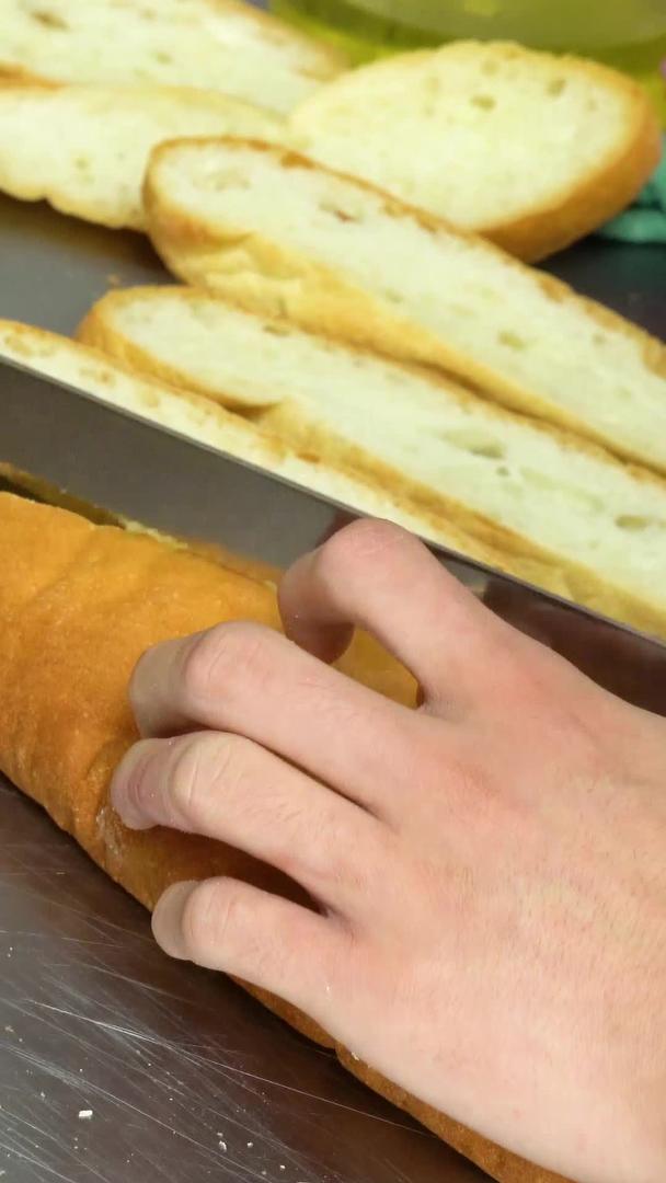 法棍面包片切面包视频的预览图