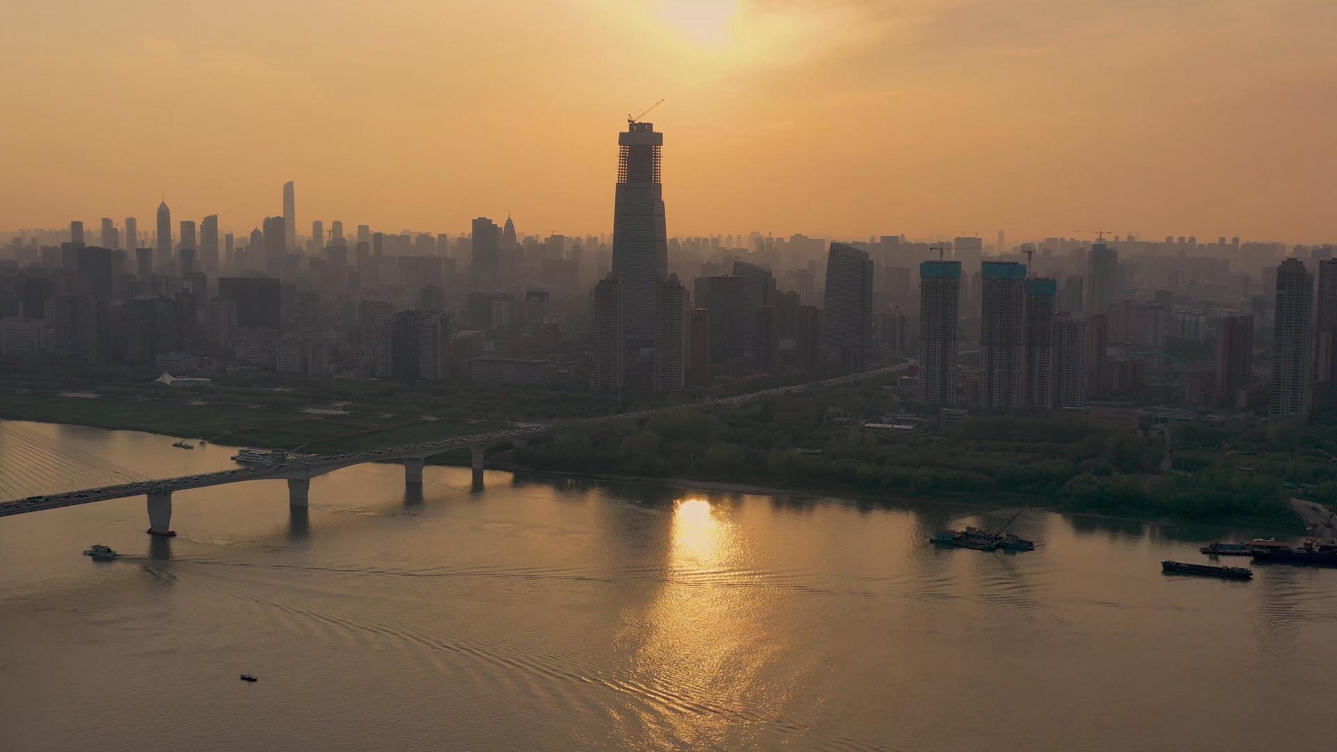 航拍日落时分武汉长江二桥和长江对岸风光视频的预览图