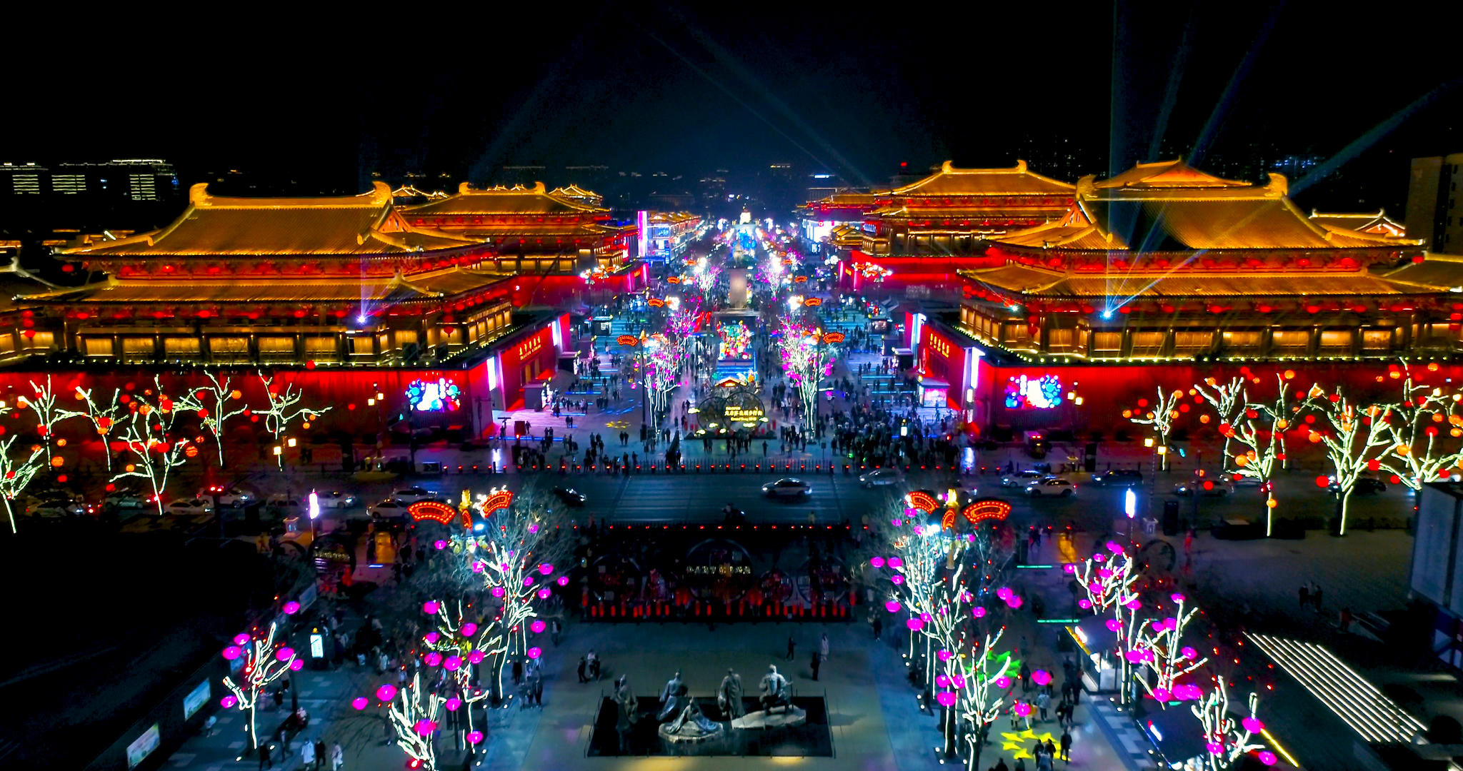 最新西安大唐不夜城4K航拍视频的预览图