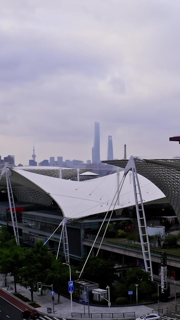 航拍航拍上海世博园天际线视频的预览图