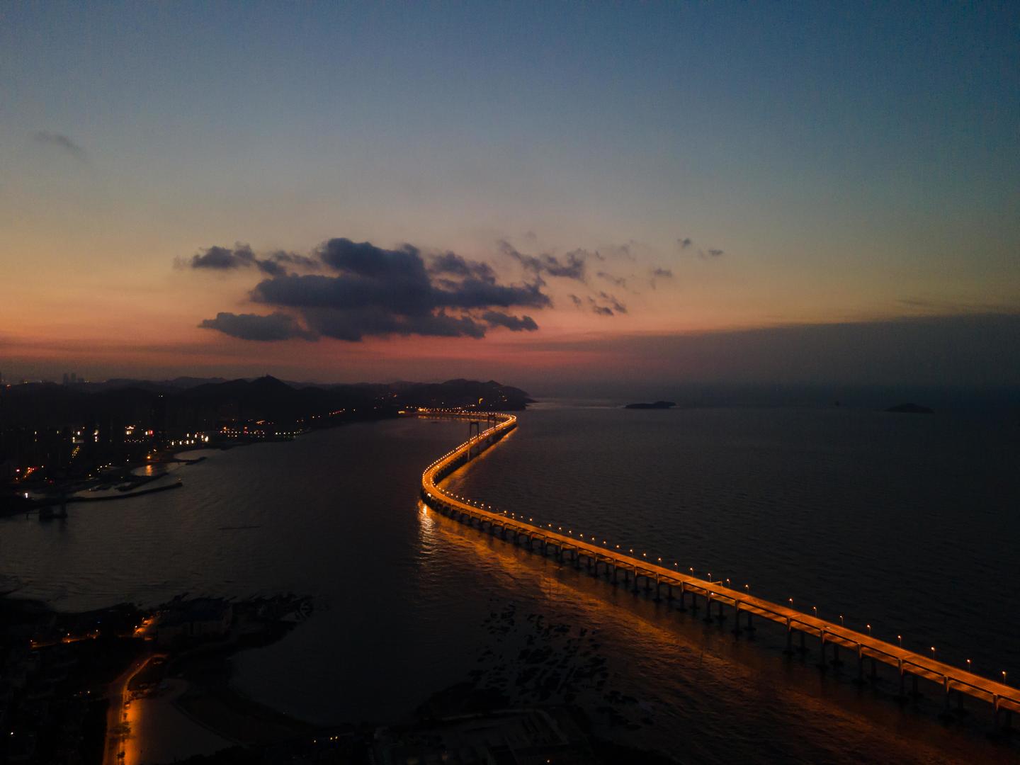 大连星海大桥夜转日延时航拍8K视频的预览图