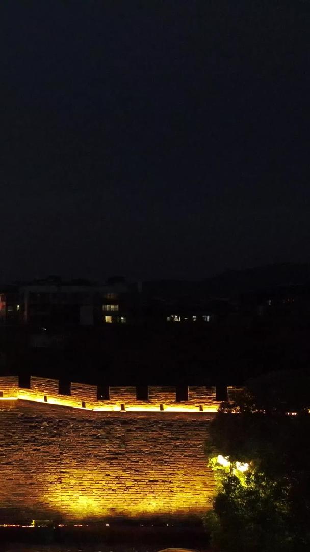 湖北襄阳三国历史名城墙夜景视频的预览图