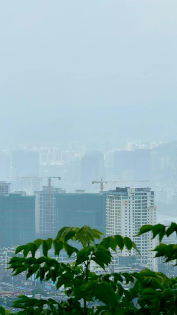 三亚建筑群雨过天晴延时摄影视频的预览图