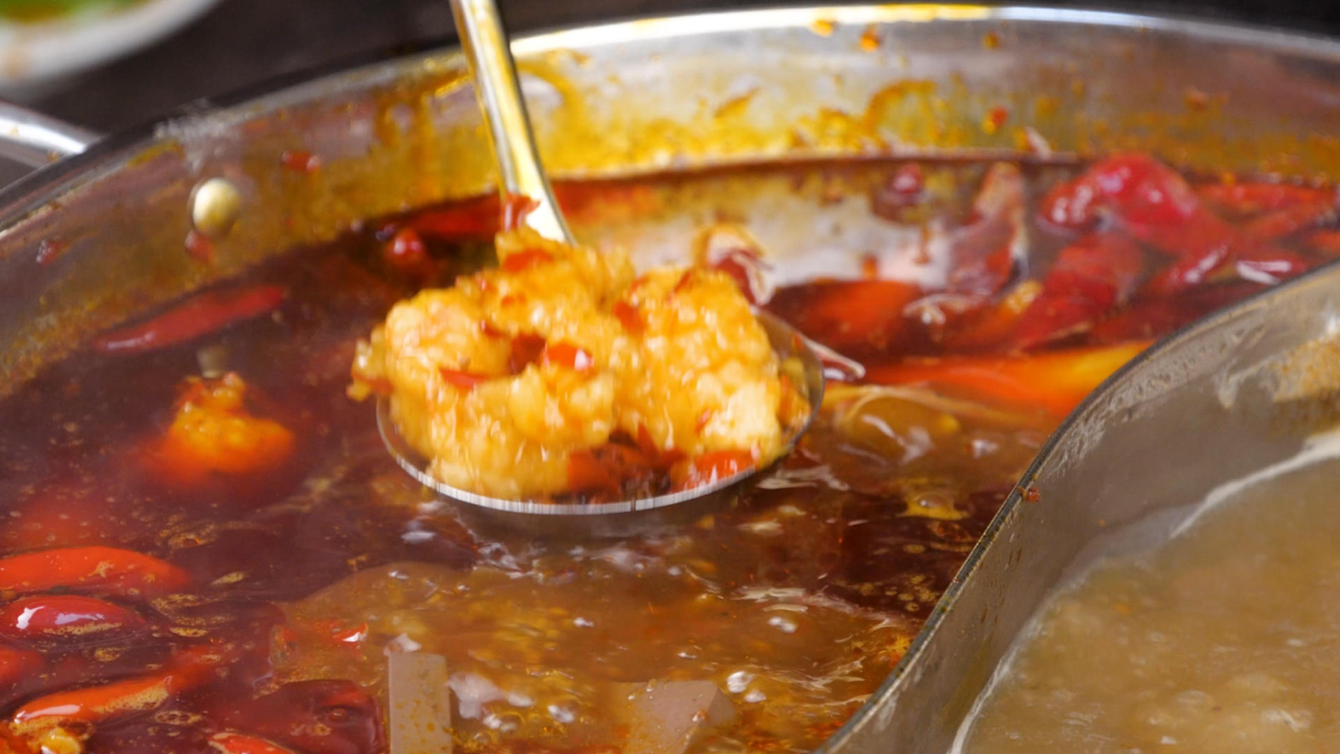 4k火锅红油火锅沸腾的火锅虾滑下虾滑涮菜视频的预览图