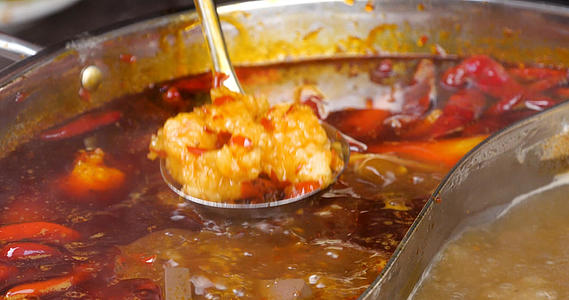 4k火锅红油火锅沸腾的火锅虾滑下虾滑涮菜视频的预览图