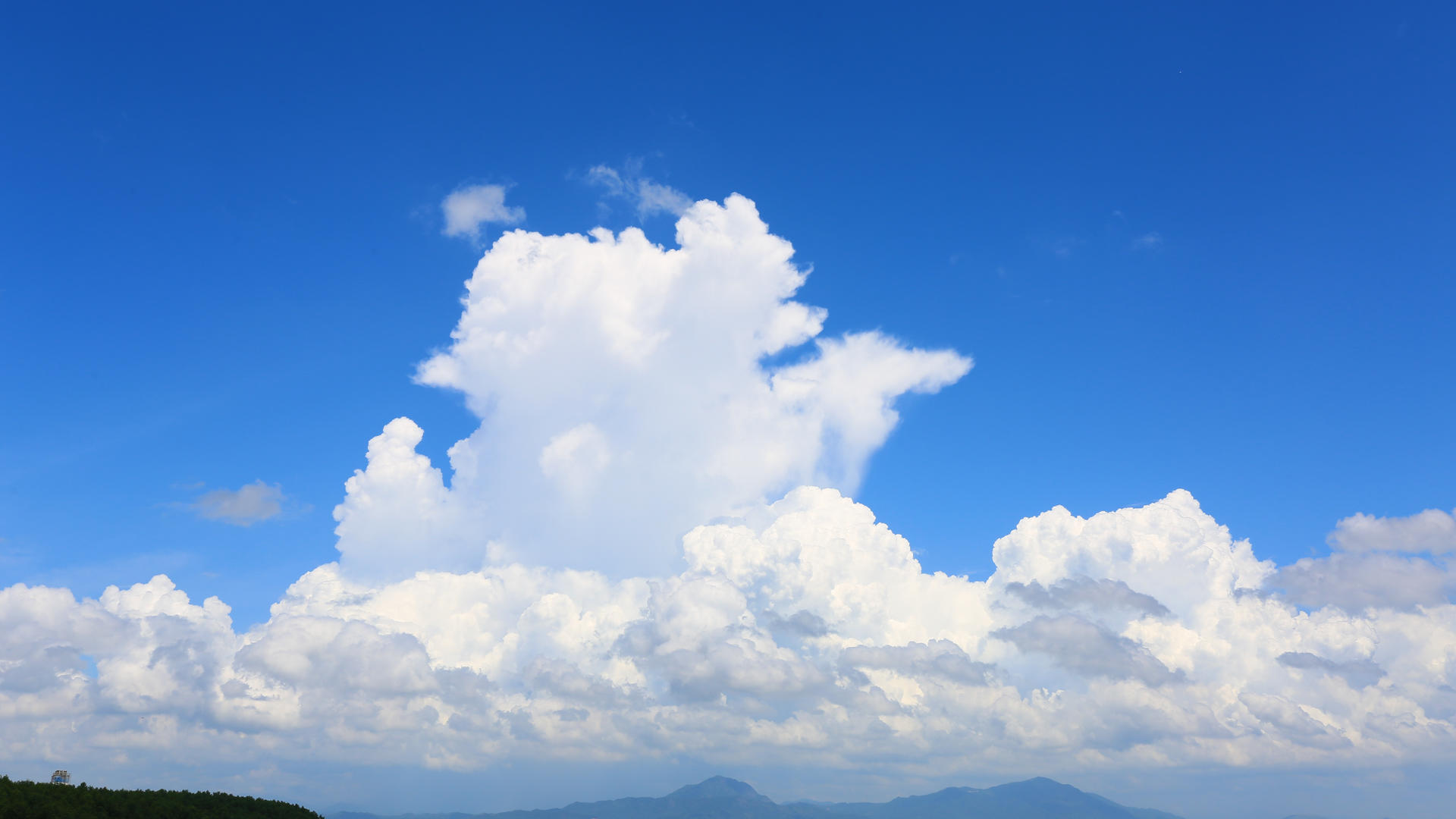 翻腾的云朵高清蓝天白云4K素材视频的预览图