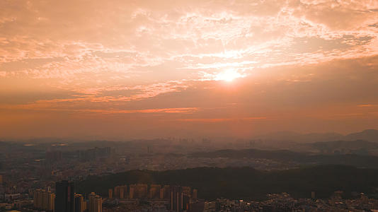 城市日出景观橙红天空延时航拍视频的预览图