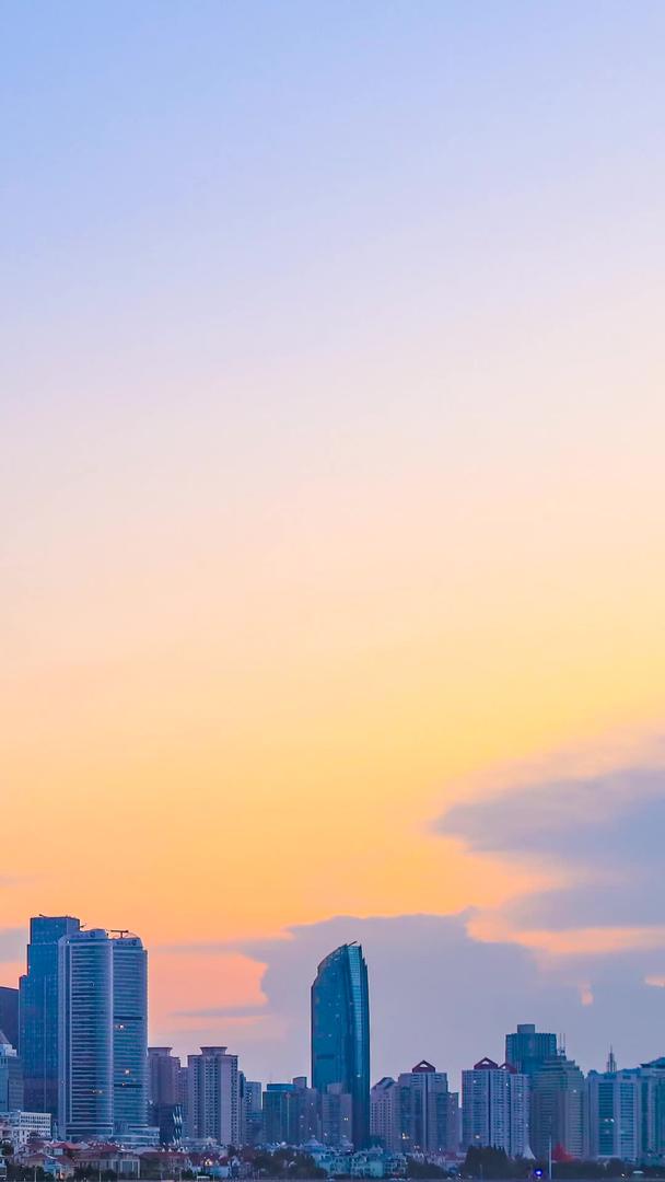 青岛东海路沿海一线高楼晨景视频的预览图