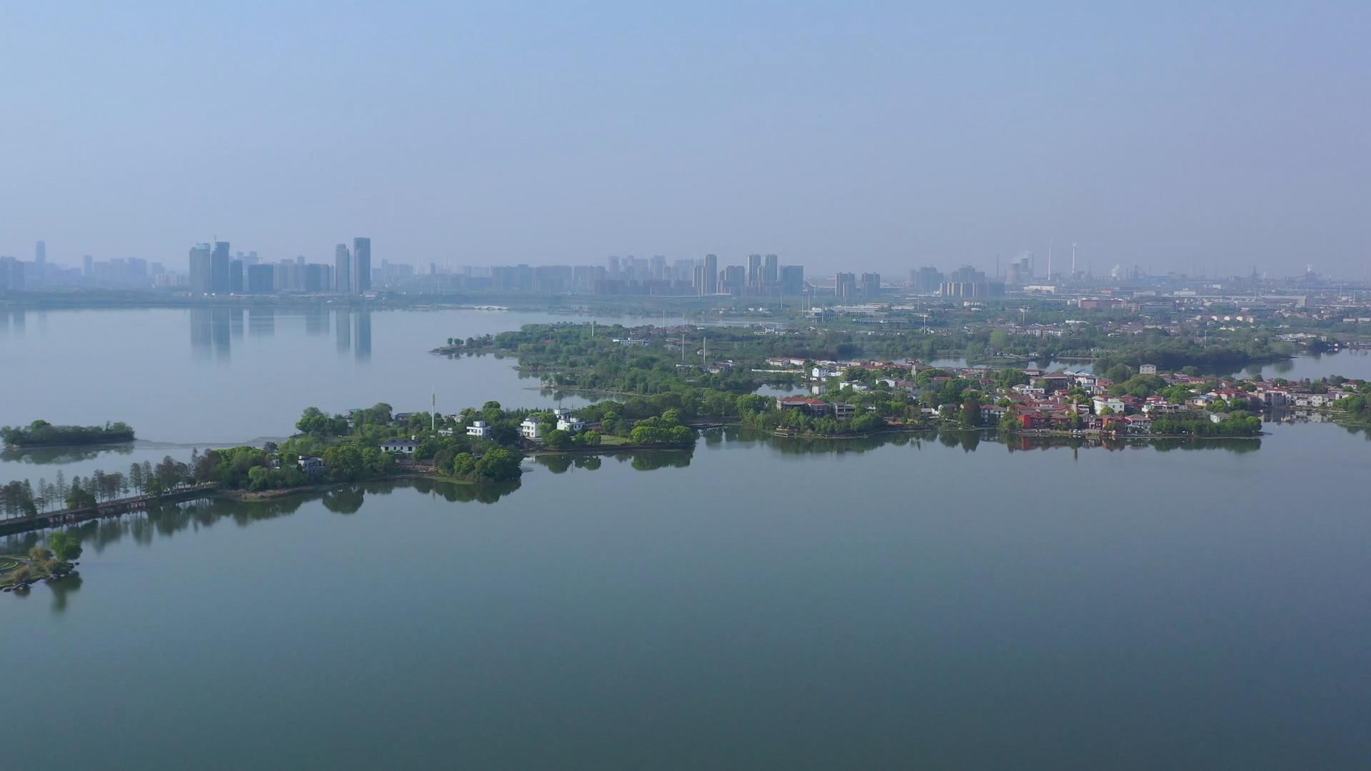 航拍秀美的武汉东湖绿道视频的预览图
