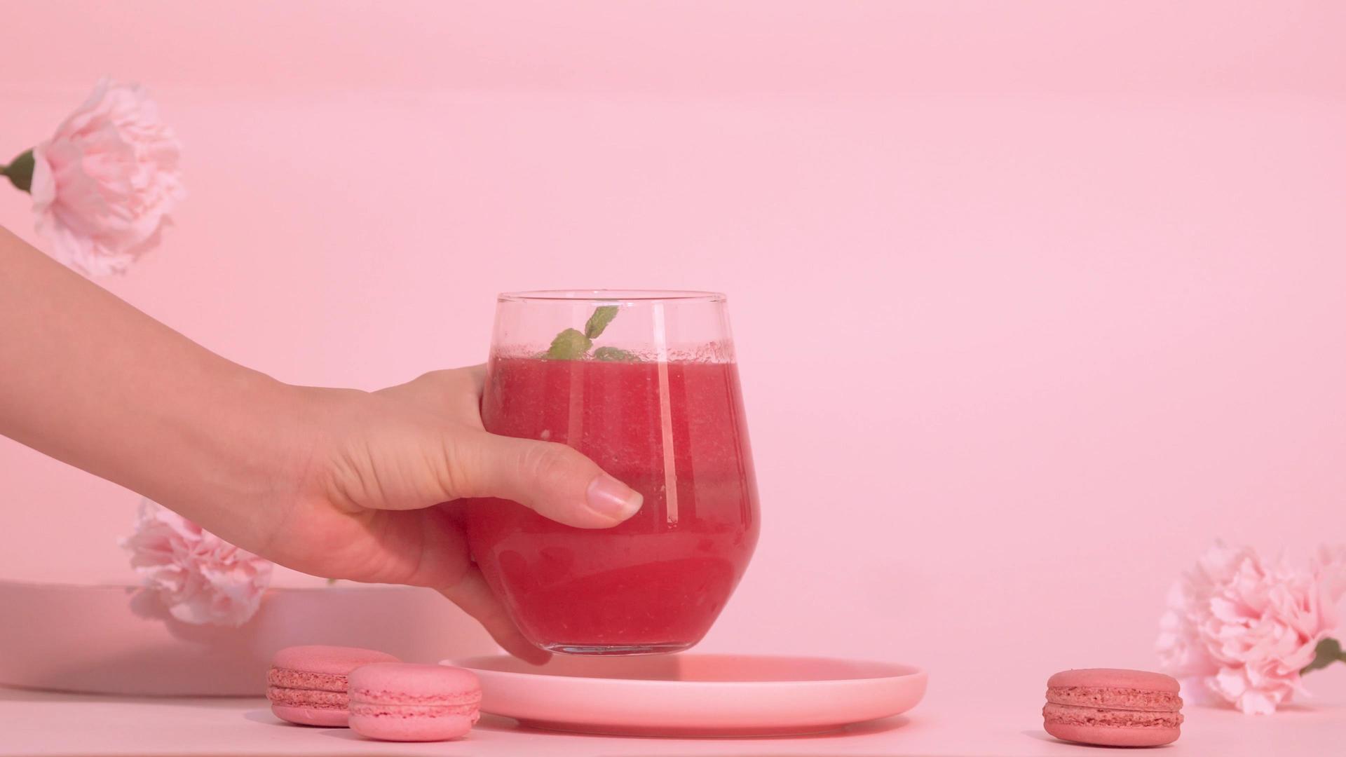 粉色INS冰爽红色果汁视频的预览图