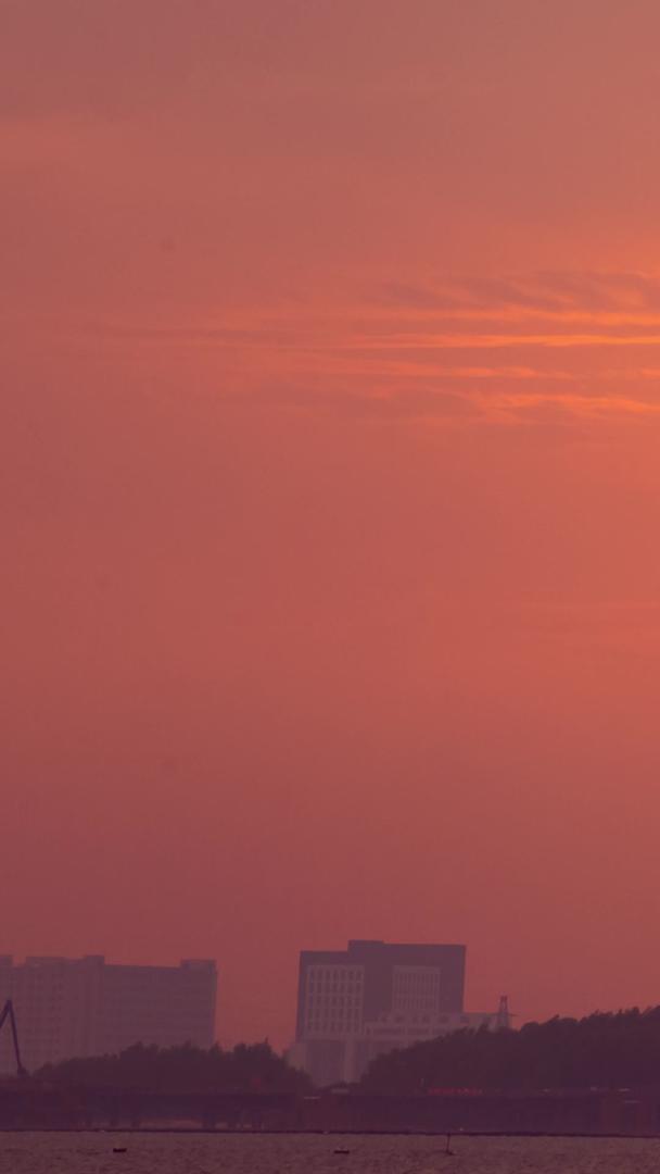 云层后面小港口夕阳西下的视频视频的预览图