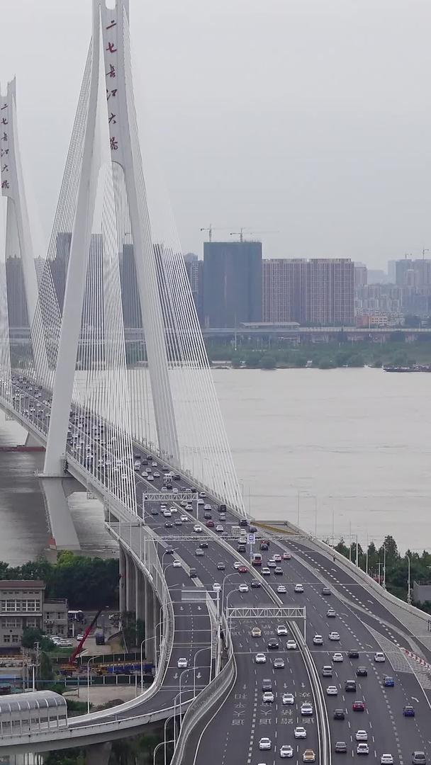 航拍城市桥梁道路交通流量材料视频的预览图