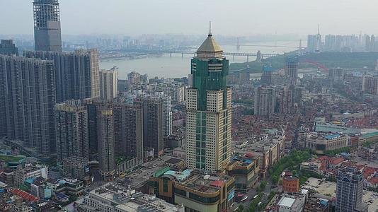 环绕航拍武汉地标平安大厦和长江风光视频的预览图