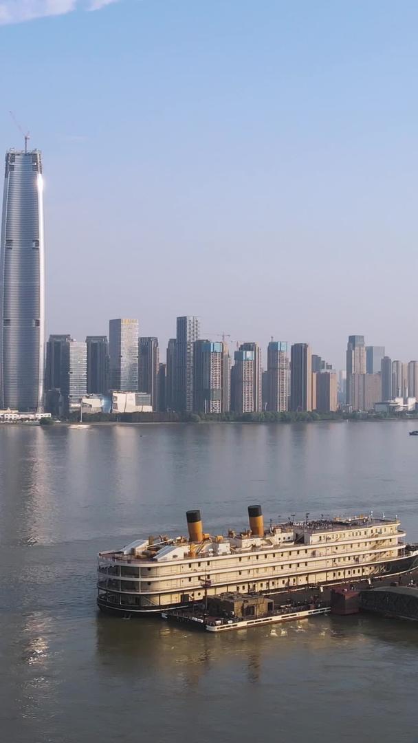 长江航拍豪华游轮城市交通素材视频的预览图