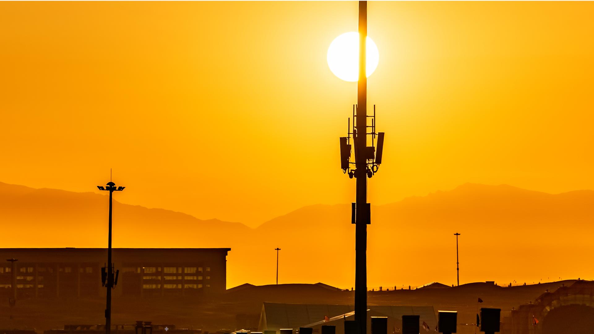 8K沙漠5G信号塔日出视频的预览图