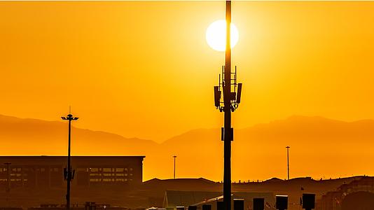8K沙漠5G信号塔日出视频的预览图