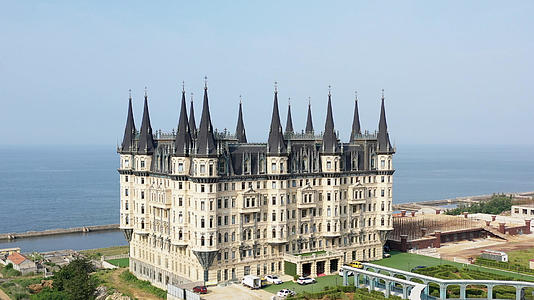 航拍海边的城堡欧式建筑视频的预览图