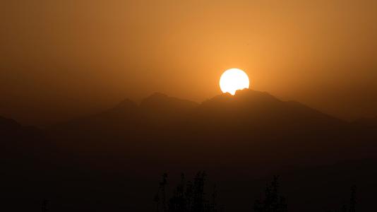 8K山脉山尖日落视频的预览图