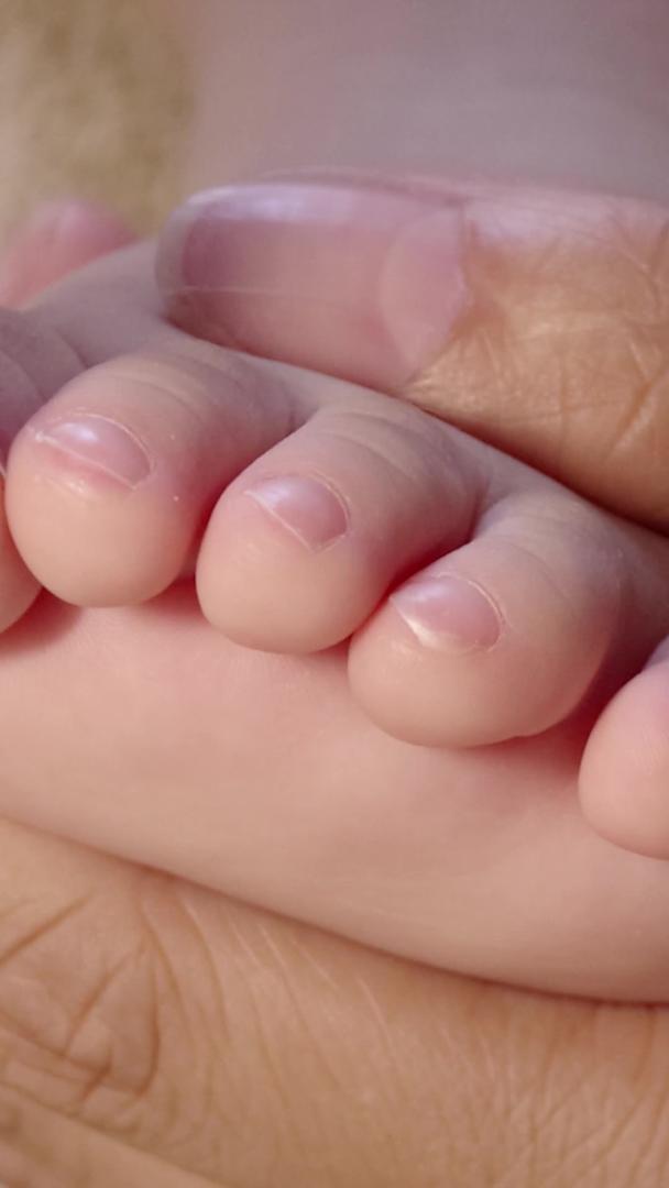 母婴护理妈妈给宝宝剪脚趾甲实拍视频的预览图