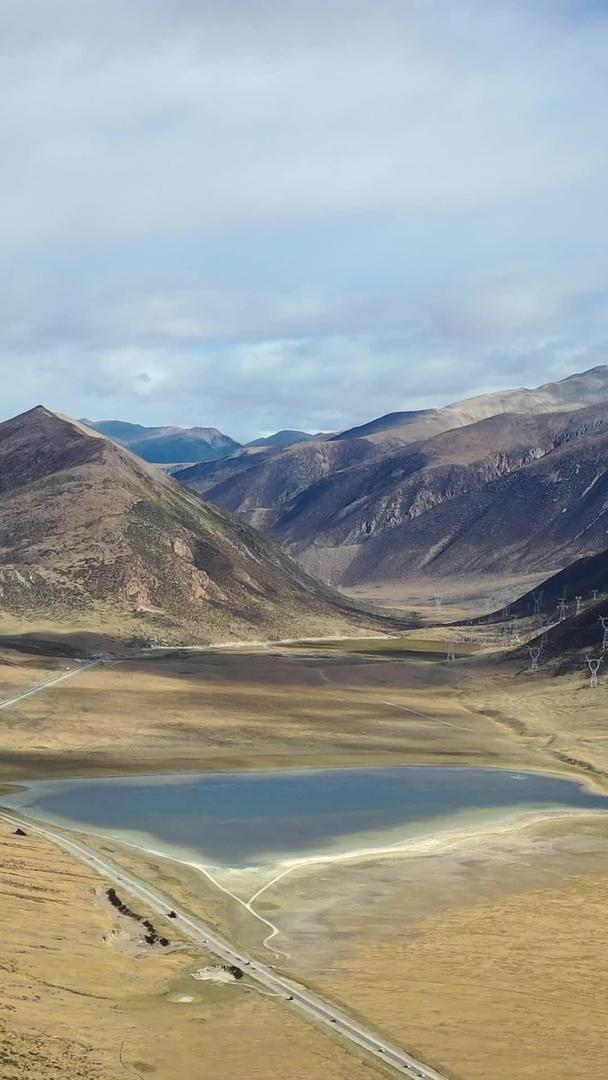 西藏自然风光山峰及湖泊航拍视频视频的预览图