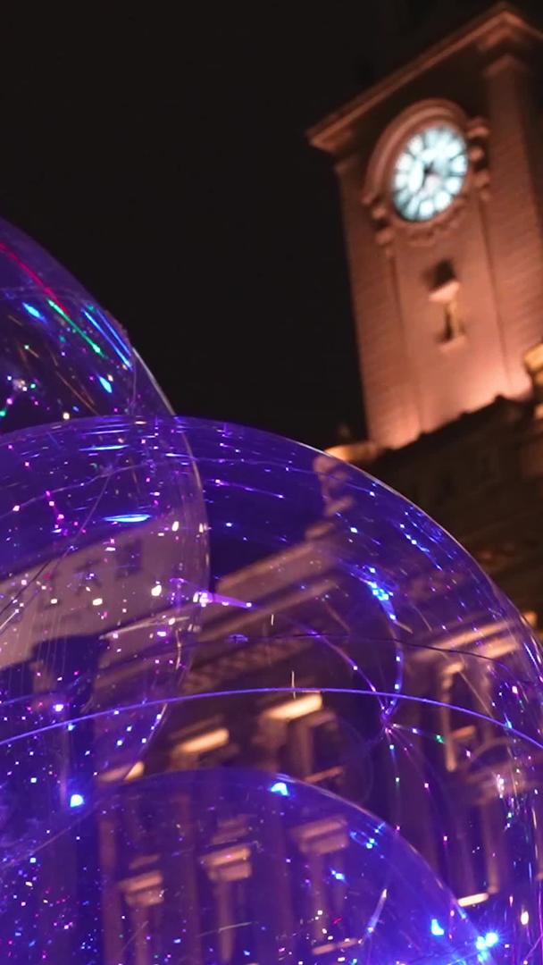 材料慢镜头升格拍摄城市地标建筑钟楼气球夜景街景视频的预览图