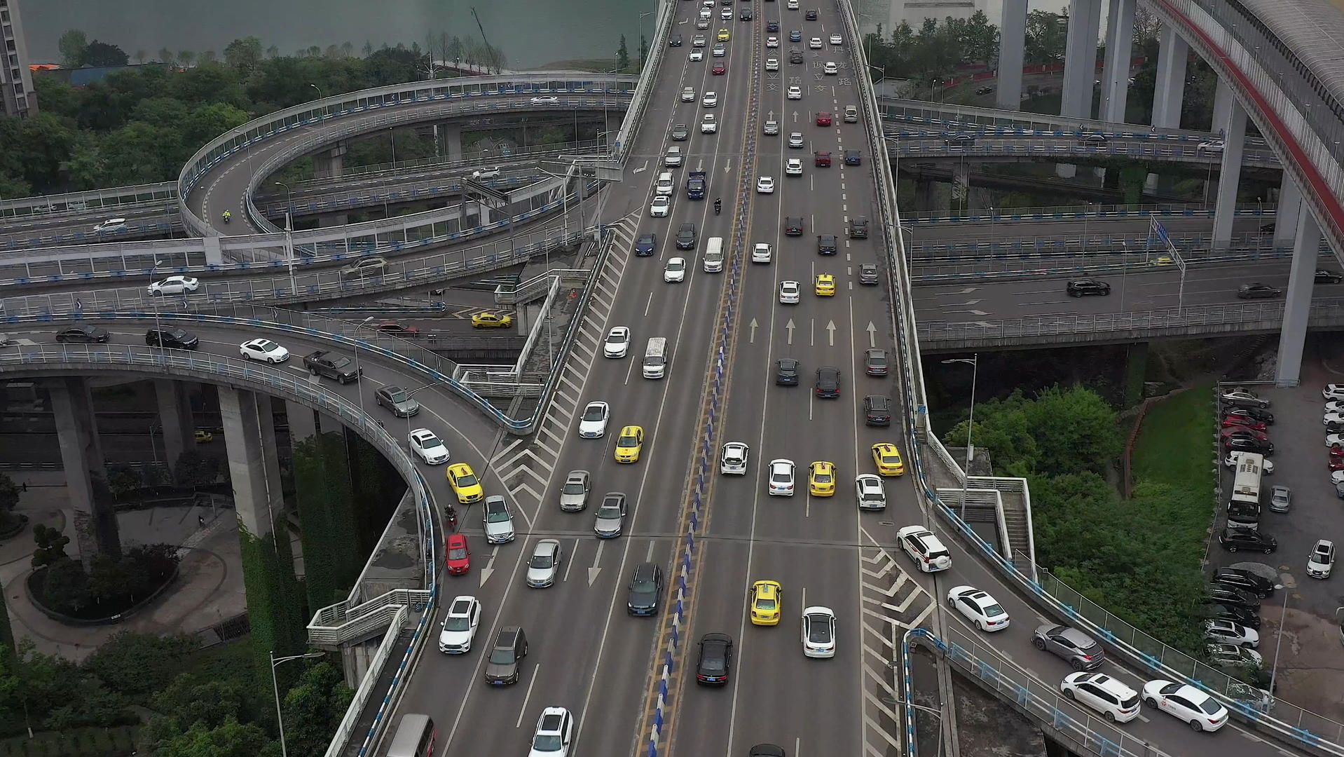 4k航拍重庆网红地标鹅公岩大桥视频的预览图