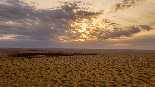 8K沙漠全貌晚霞夕阳日落视频的预览图