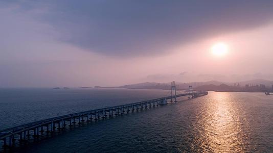 大连星海大桥日落航拍4K视频的预览图
