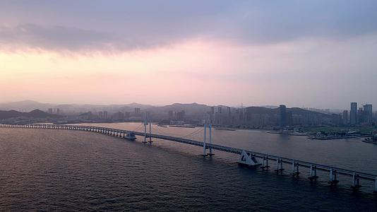 大连星海大桥日落航拍4K视频的预览图