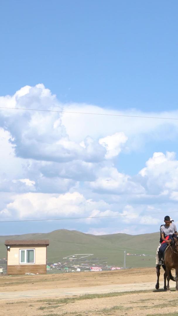 蒙古牧民骑马少年集合集合视频的预览图