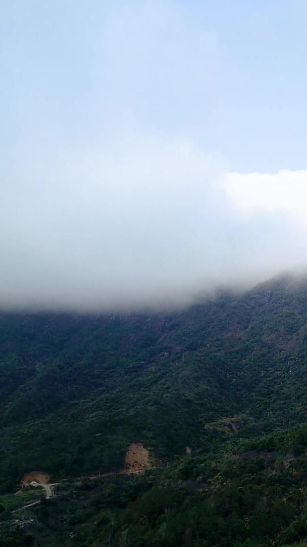 山中云雾缭绕的航拍视频的预览图