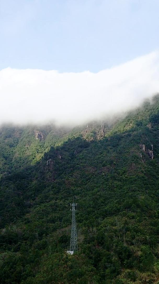 山中云雾缭绕的航拍视频的预览图
