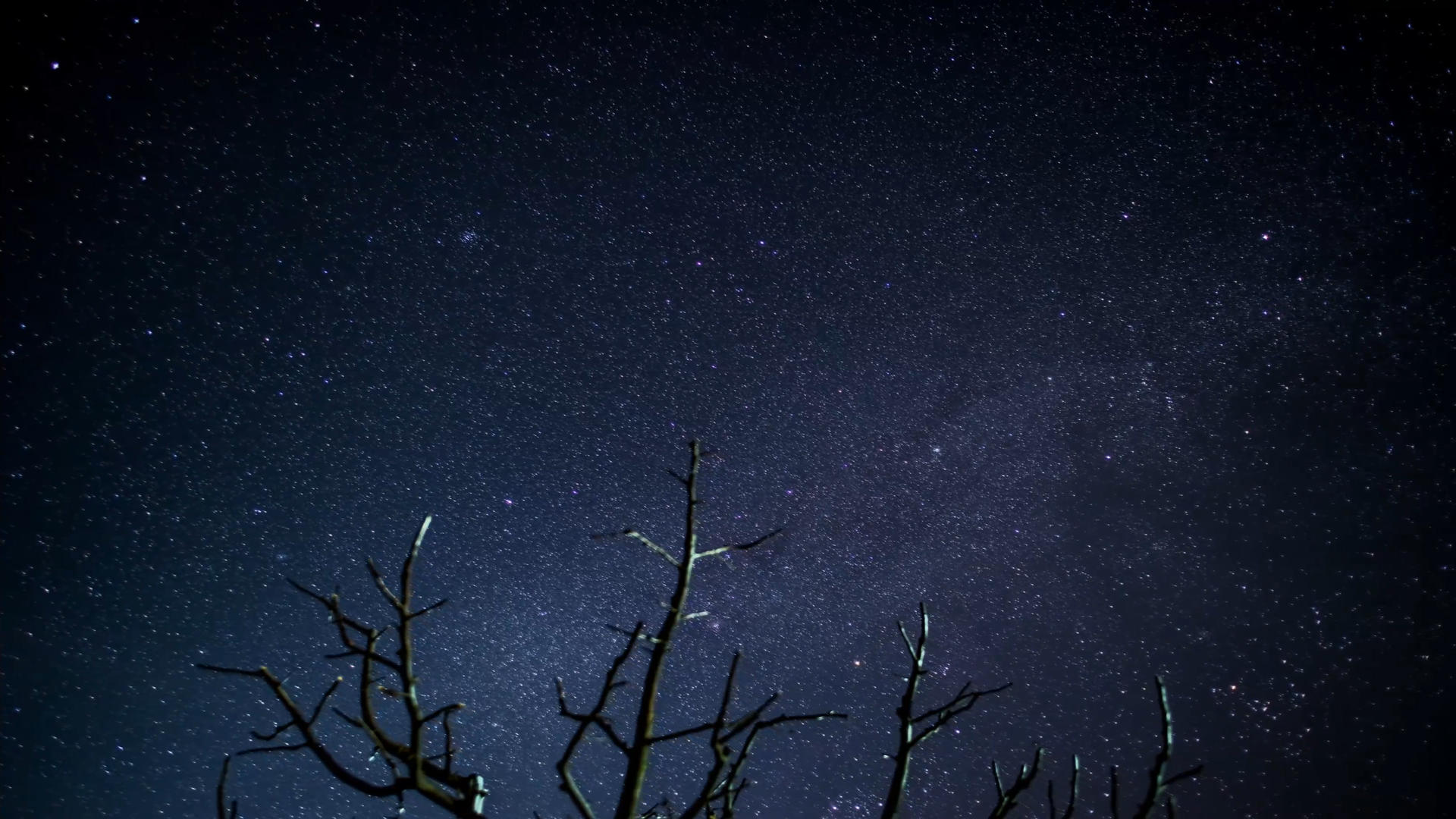 4k晴朗的夜空间隔拍摄视频的预览图