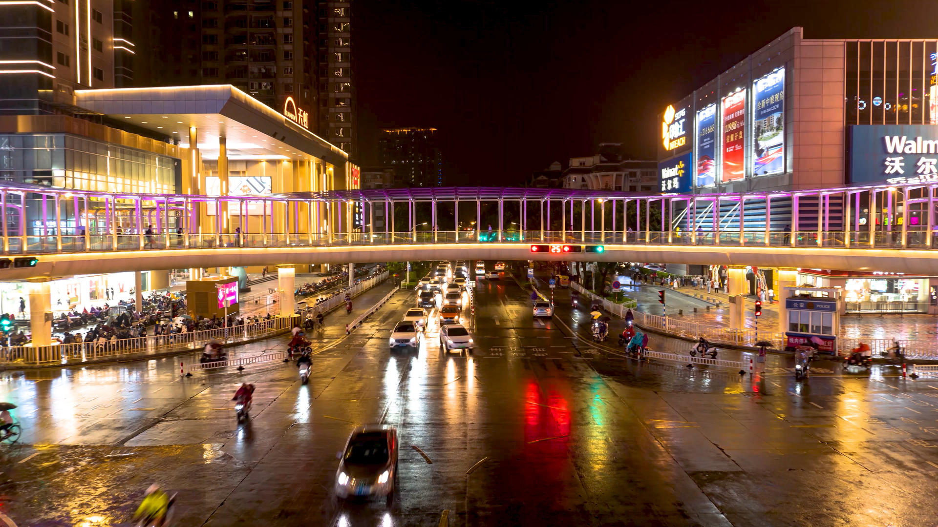 4K实拍城市商业街夜景交通延时摄影视频的预览图