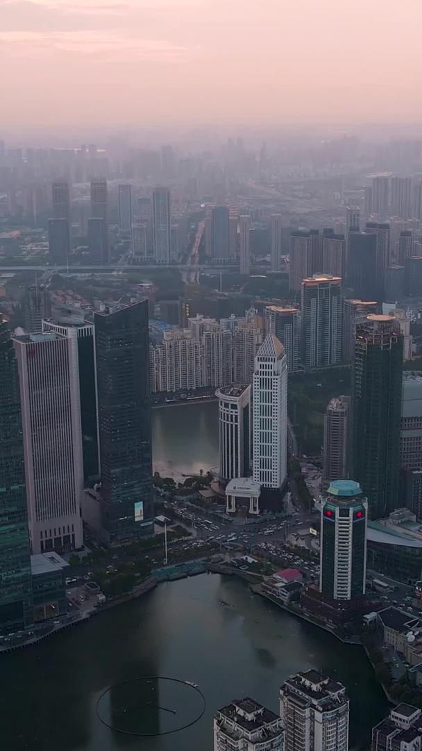 武汉金融商务区航拍黄昏时刻的建筑群视频的预览图