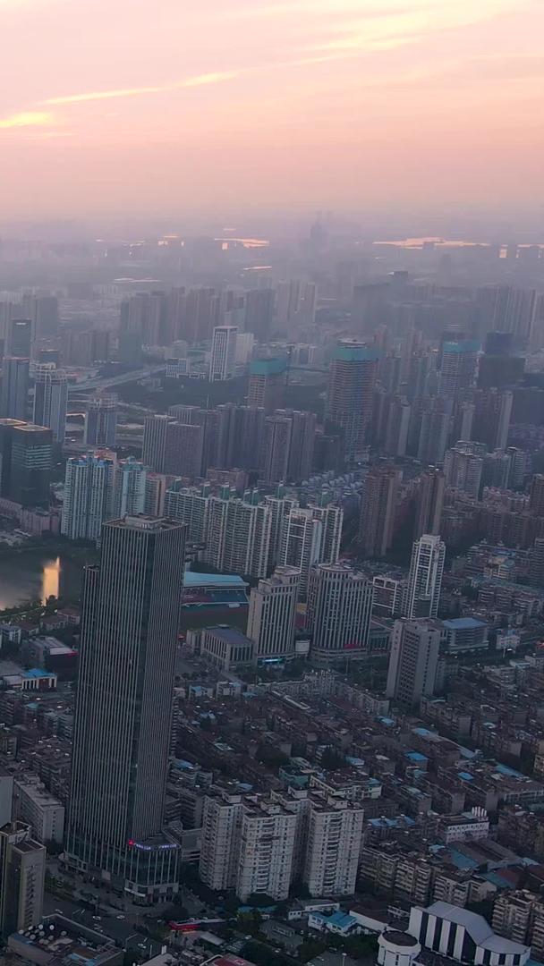 武汉金融商务区航拍黄昏时刻的建筑群视频的预览图