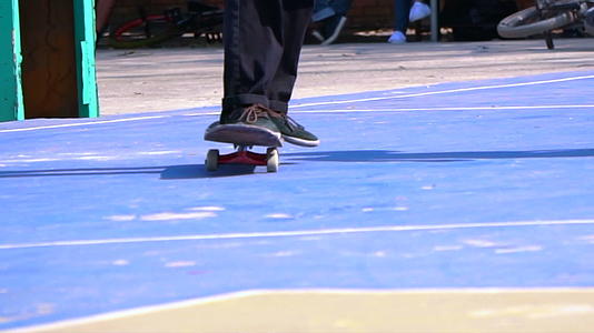 男人在地板上玩滑板慢动作视频的预览图