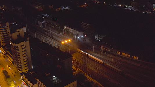 火车站夜景4K航拍视频的预览图