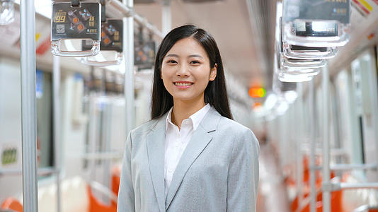4k地铁里的女生微笑升格视频视频的预览图