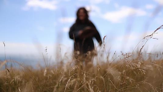 女人在高高的干草上快乐地行走视频的预览图
