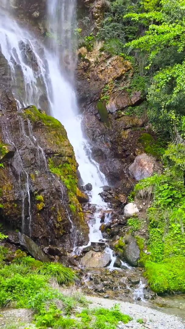 神农架5A景区天生桥瀑布实拍集合视频的预览图