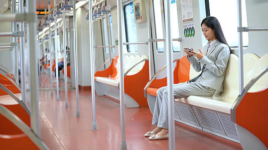 4k地铁上使用手机的办公女生视频的预览图