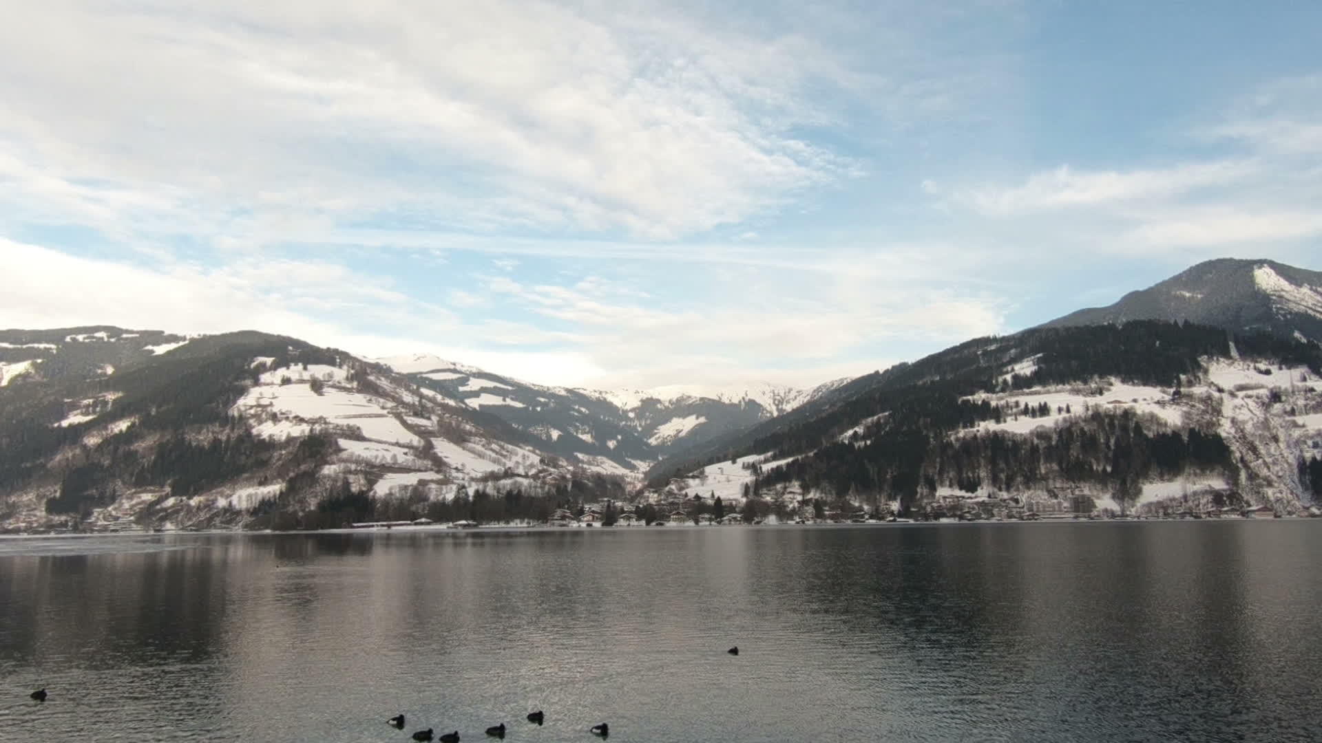 阿尔卑斯山湖边的风景视频的预览图