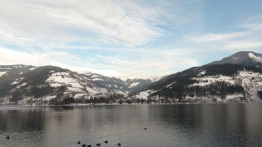 阿尔卑斯山湖边的风景视频的预览图