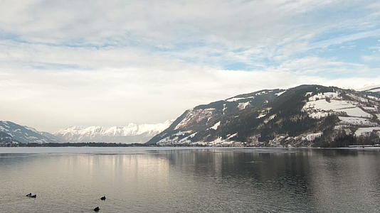 湖边圆环的风景视频的预览图